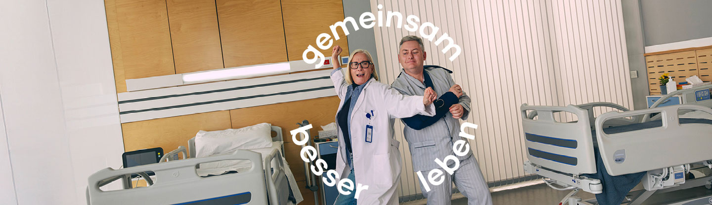 Tanzende Ärztin und Patient