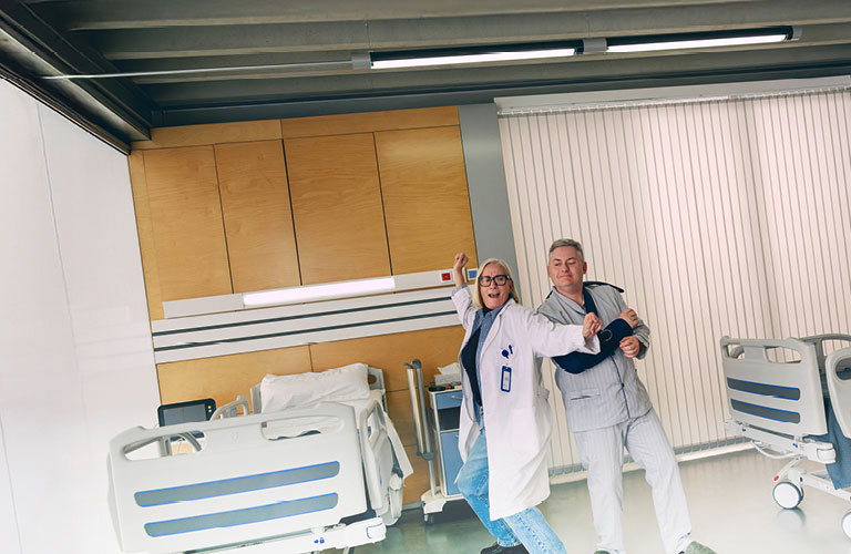 Tanzende Ärztin und Patient 
