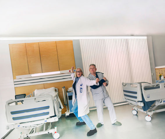 Tanzende Ärztin und Patient 