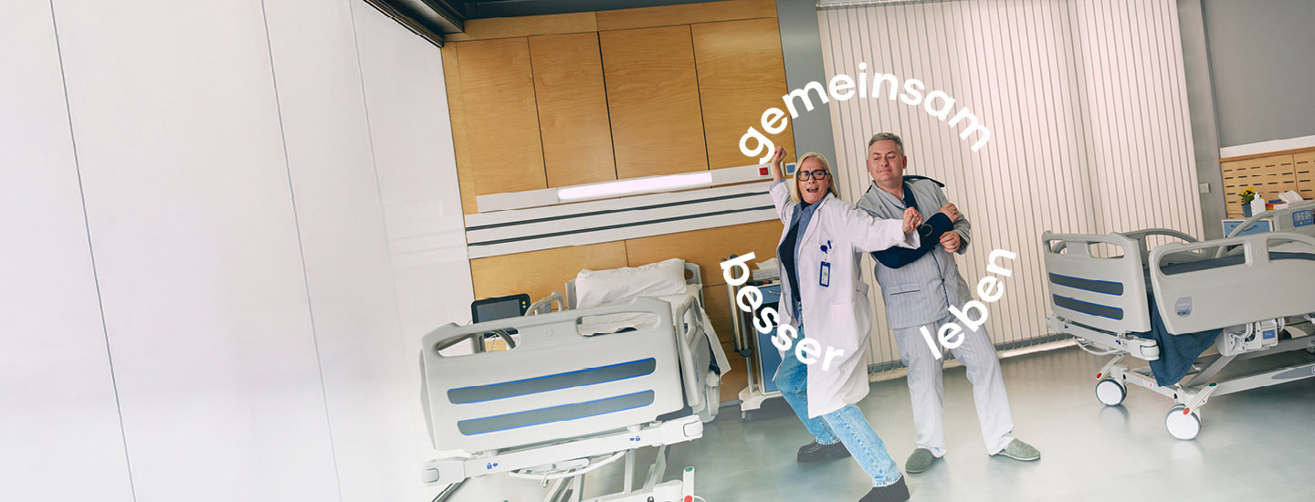 Tanzende Ärztin und Patient 