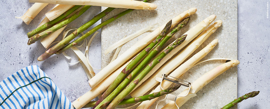Grüner und weißer Spargel auf Steinplatte