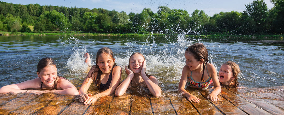 Kinder haben Spaß beim Baden am See