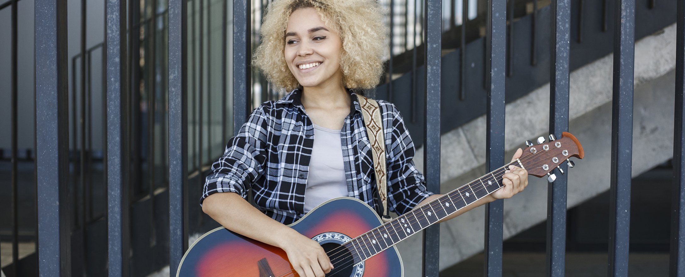 Lächelnde Frau mit Gitarre
