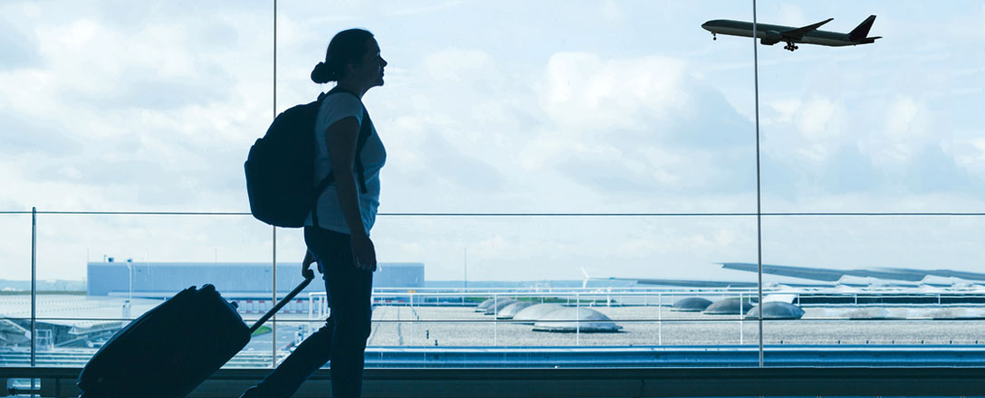 Frau mit Koffer am Flughafen Frau mit Koffer am Flughafen