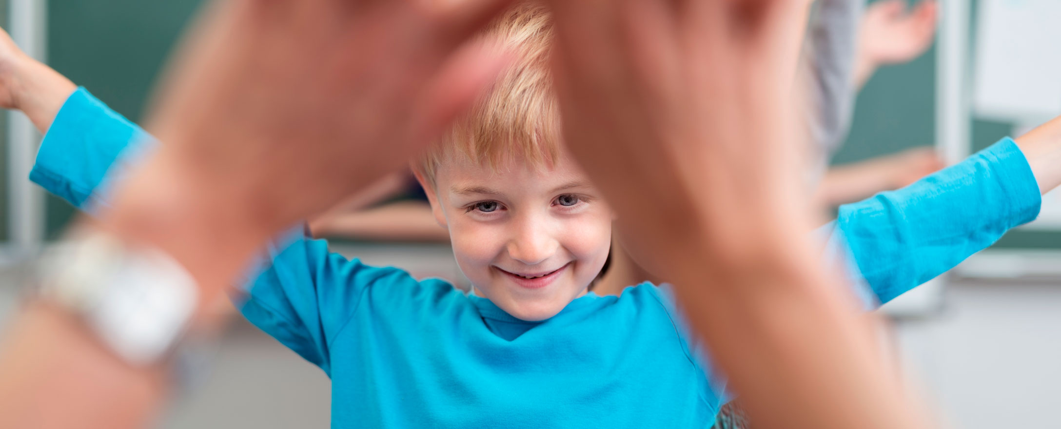 kinder bewegen sich in schule