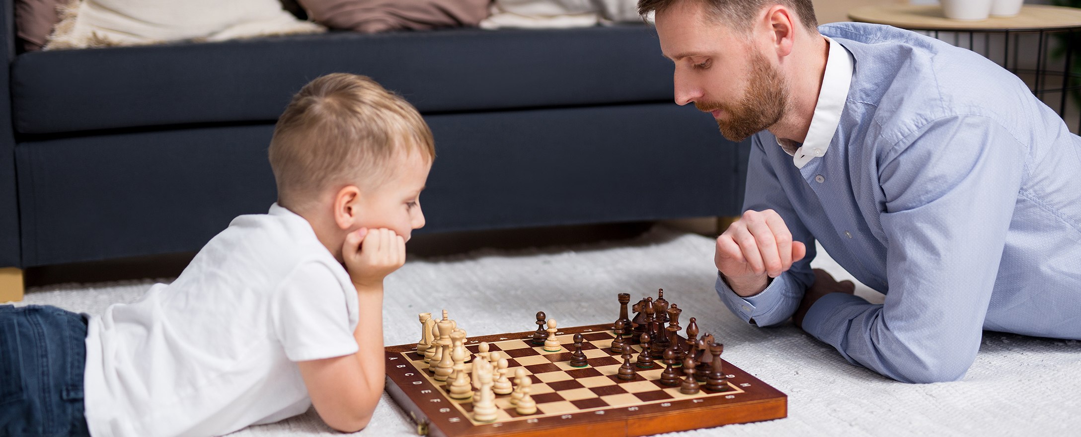 vater und sohn spielen sach