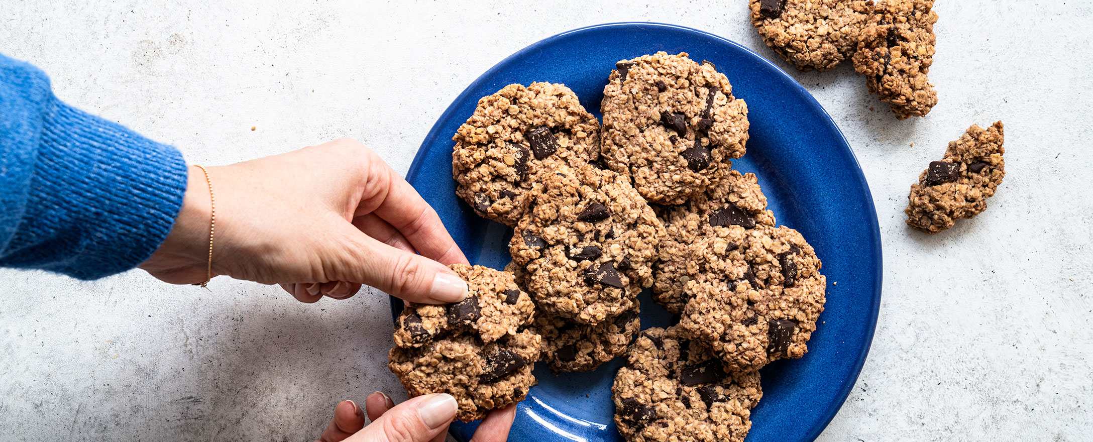 selbst gebackene vegane glutenfreie kekse auf blauem teller