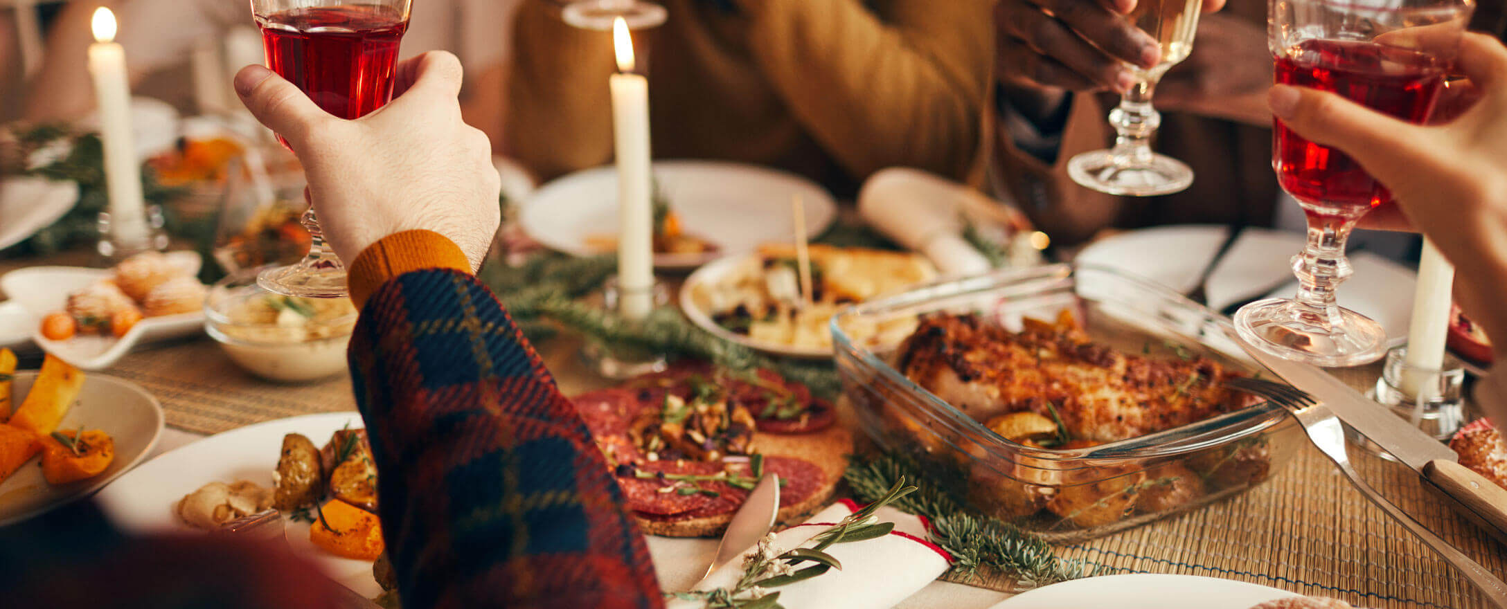 familie feiert weihnachten an tisch