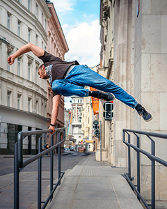 Mann betreibt Freerunning
