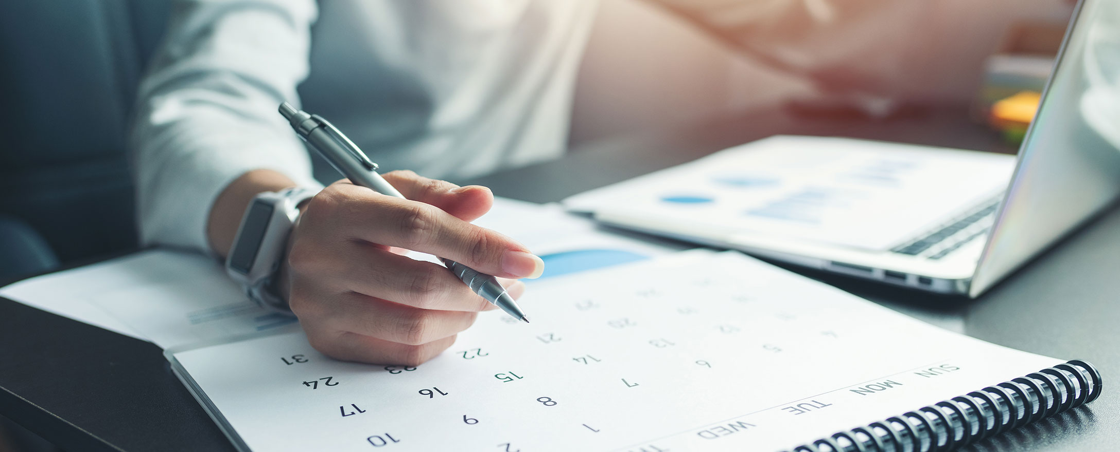hand kalender schreibtisch