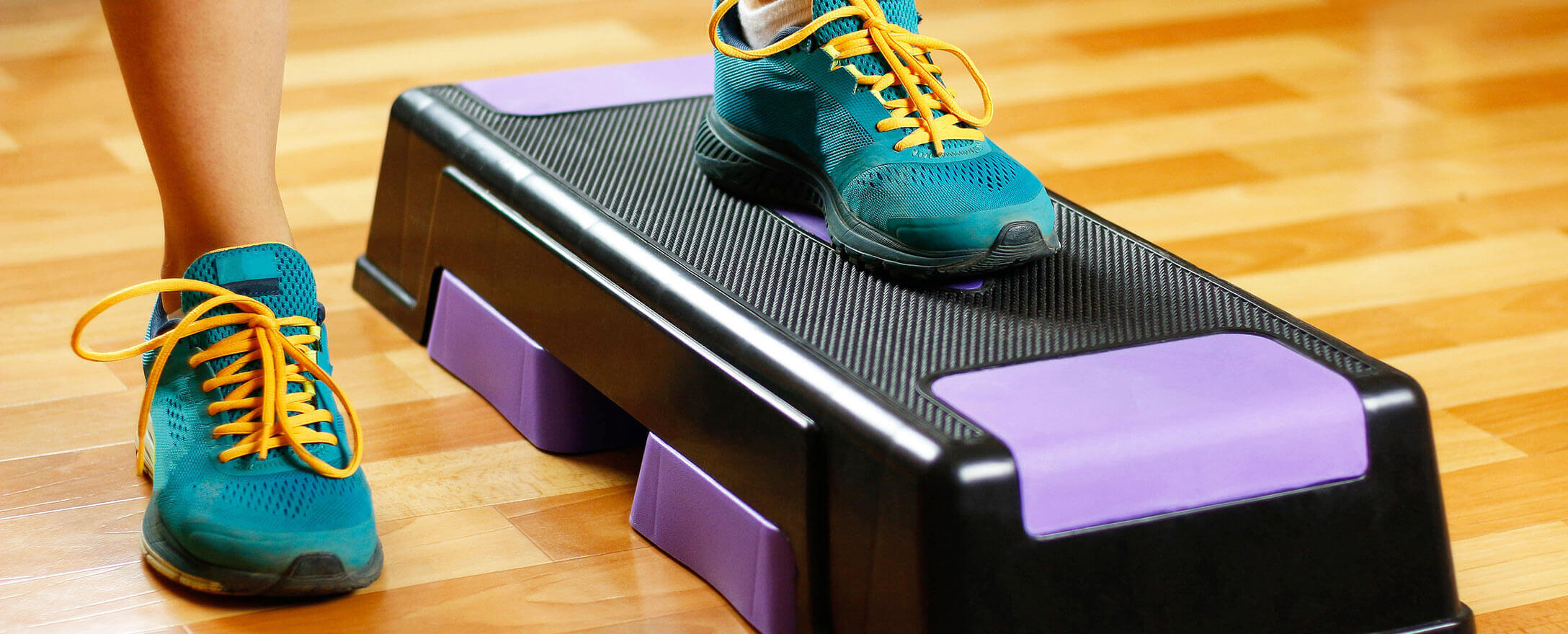 person macht step aerobic am stepper
