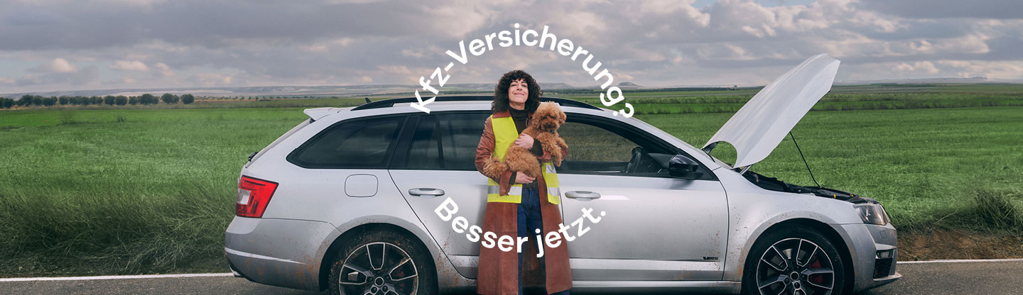 Frau mit Hund vor Auto