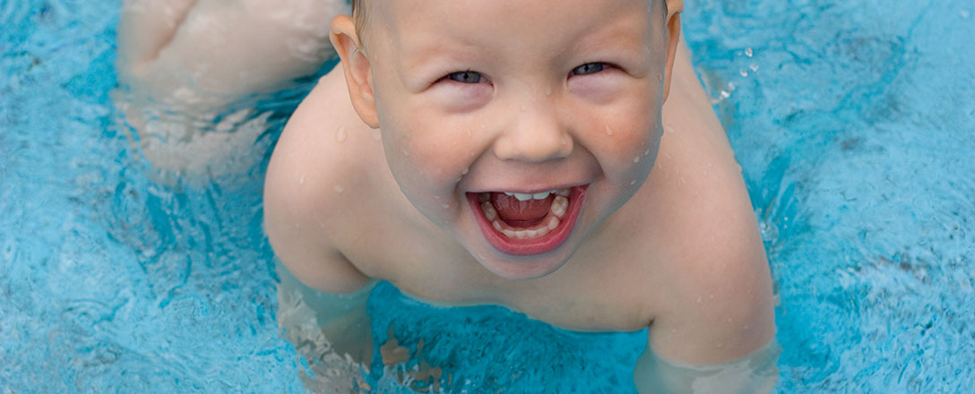 Baby plantscht im Pool