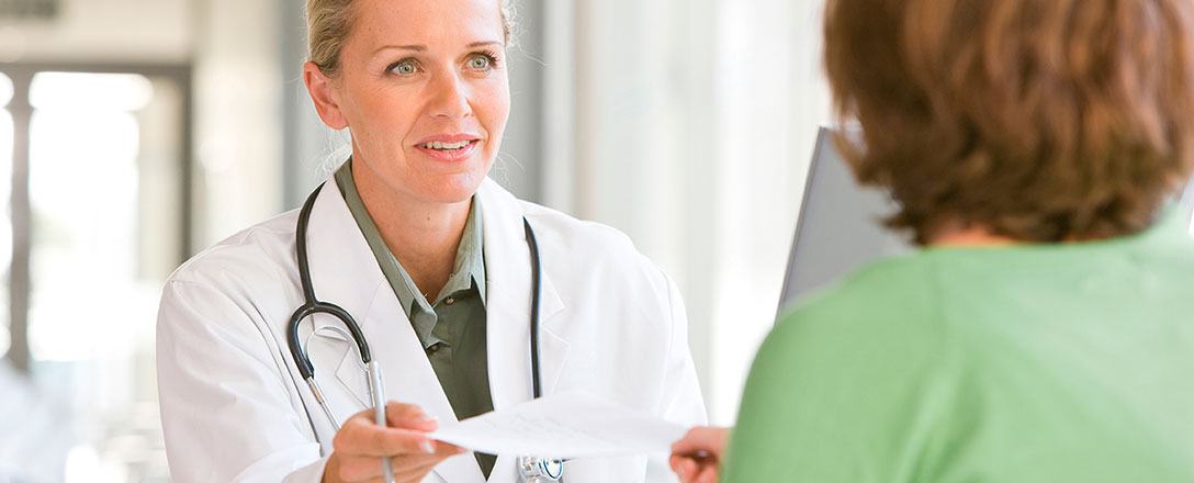 Ärztin im Gespräch mit Patientin