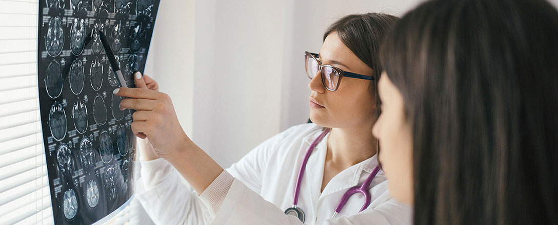 Ärztin mit Patientin nach dem Röntgen