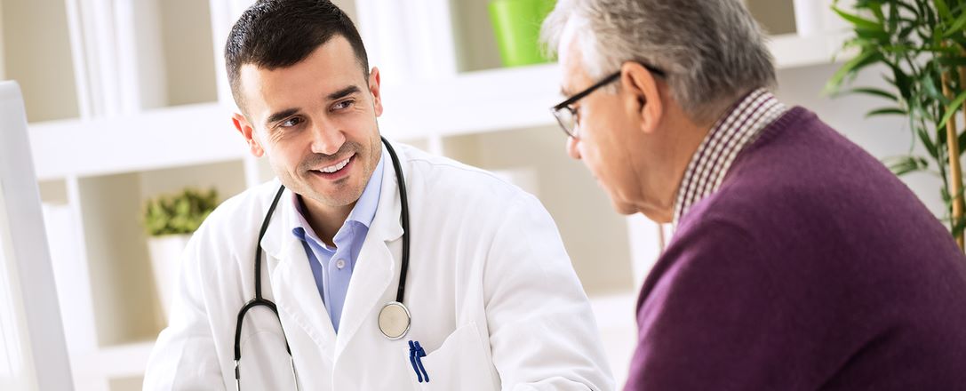 Arzt im Gespräch mit Patient