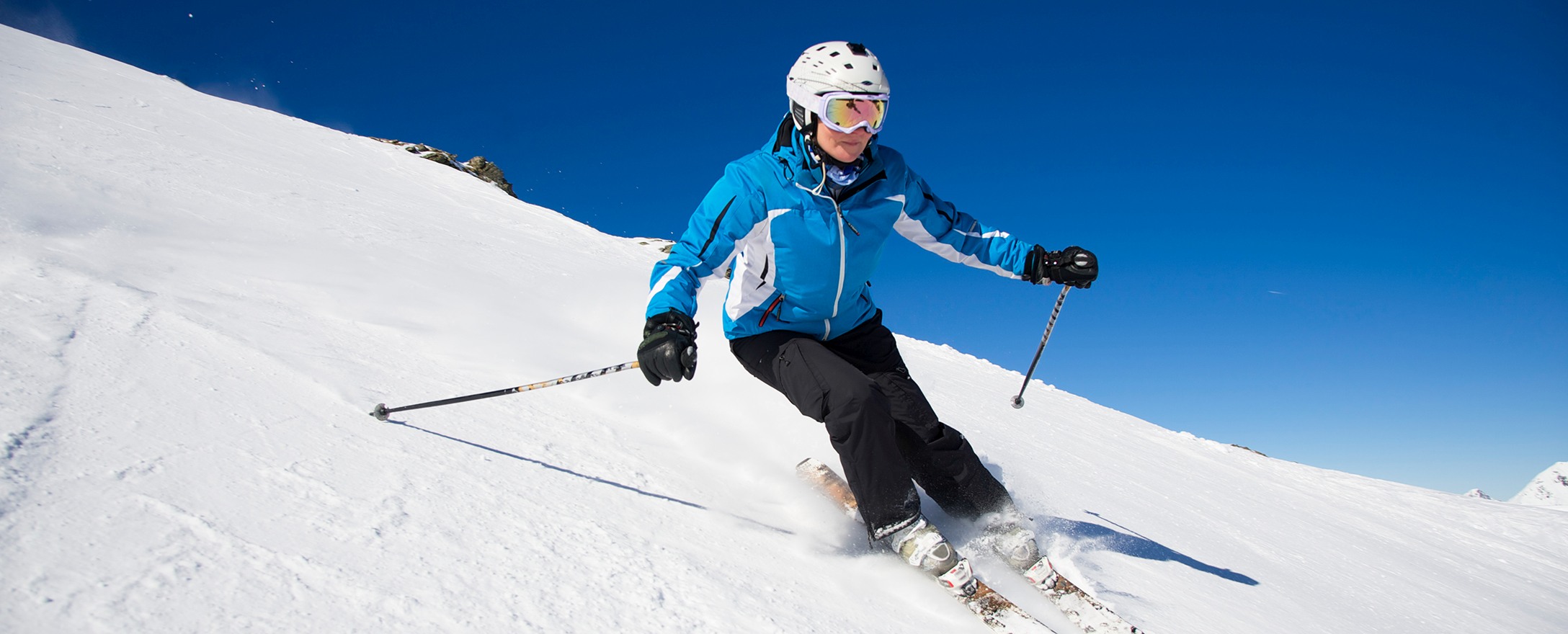 Person faehrt Piste runter