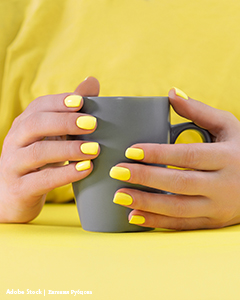 Graue Tasse auf gelbem Hintergrund